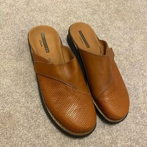 Clarks women’s Tan Slip-On mules clogs